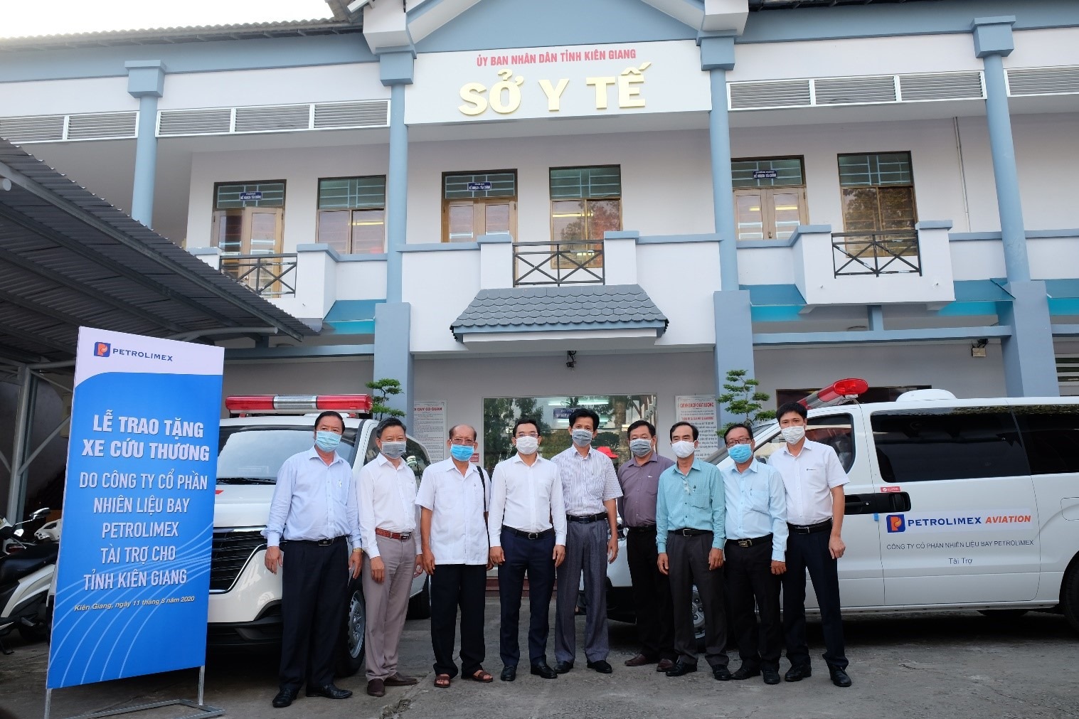 Petrolimex Aviation tặng 2 xe cứu thương tặng Ngành Y tế tỉnh Kiên Giang