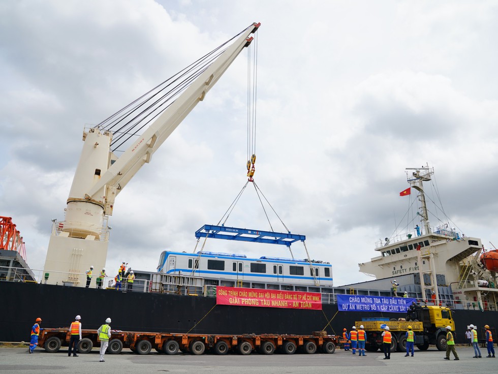 Đoàn tàu metro Bến Thành - Suối Tiên vừa cập cảng TP. Hồ Chí Minh