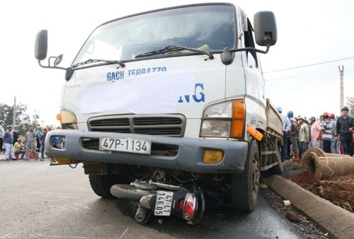 Đắk Lắk Xe bán tải tông trực diện xe máy khiến một phụ nữ tử vong