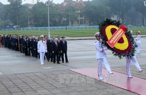 Lãnh đạo Đảng, Nhà nước viếng Chủ tịch Hồ Chí Minh nhân kỷ niệm 70 năm Ngày Tổng tuyển cử đầu tiên