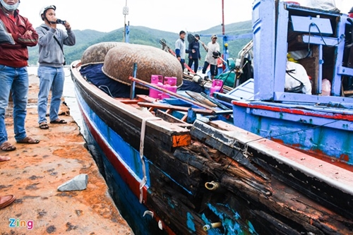 Lai dắt tàu cá Quảng Ngãi cùng 10 ngư dân bị nạn trên biển về đất liền an toàn