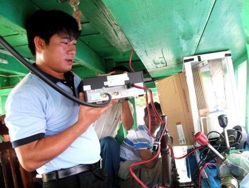 Trao máy bộ đàm hàng hải Icom cho các chủ tàu cá ở Quảng Ngãi