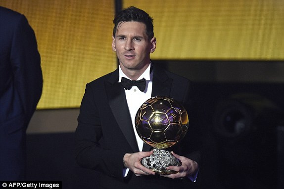 Messi Quả bóng Vàng 2015: Chiếc Quả bóng Vàng thứ năm của Messi đã khiến cả thế giới phải trầm trồ kính nể vì sự vĩ đại của anh. Hãy xem bức hình liên quan đến từ khóa \