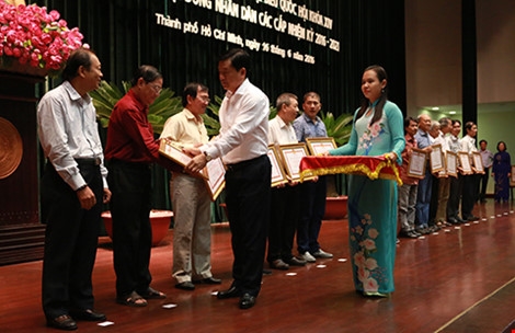 TP Hồ Chí Minh tặng bằng khen cho 276 tập thể và 249 cá nhân trong công tác bầu cử