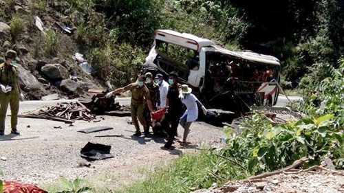 Khắc phục hậu quả vụ tai nạn giao thông đặc biệt nghiêm trọng tại Lào