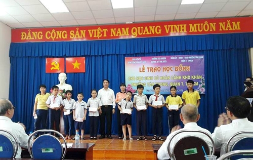 Báo Điện tử Đảng cộng sản Việt Nam trao học bổng cho học sinh nghèo vượt khó, học giỏi