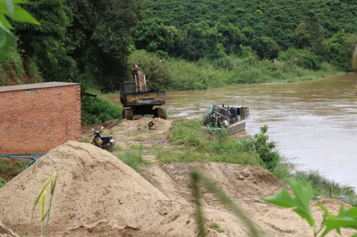 Lâm Đồng Cần xử lý triệt để tình trạng khai thác cát trái phép trên sông Đạ Dâng