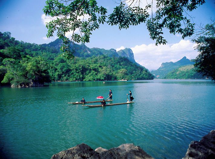 Khu du lịch Ba Bể: Khu Du Lịch sinh thái Ba Bể – Thiên đường đất vàng của phương Bắc, nơi có hồ nước xanh trong veo và dãy núi đồi hùng vĩ. Bạn sẽ có thể tắm mát trong hồ nước, tận hưởng không khí yên bình trong vùng đất thơ mộng này. Đừng bỏ lỡ cơ hội không thể tuyệt vời hơn để trải nghiệm quyến rũ của khu du lịch Ba Bể.