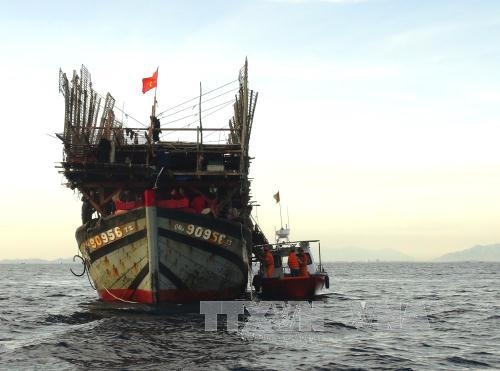 Ứng cứu kịp thời tàu cá cùng 12 ngư dân trôi dạt trên vùng biển Trường Sa