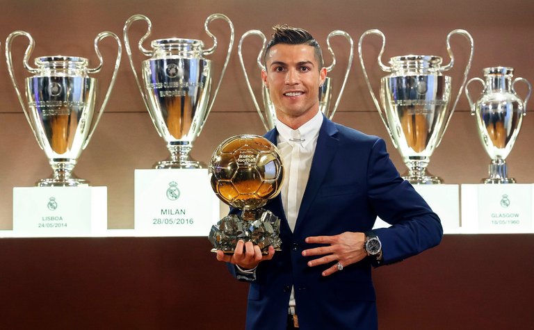Cristiano Ronaldo là một tay cờ bạc tài ba và đã giành chiến thắng trong một trận poker ở Saudi Arabia. Xem hình ảnh liên quan để biết thêm chi tiết và cách Ronaldo vượt qua các đối thủ.
