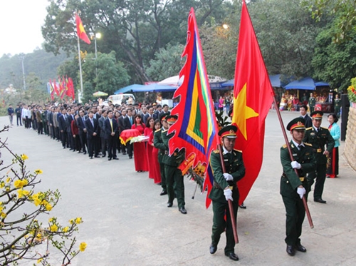 Hơn một vạn người đến dâng hương tại Khu di tích Đền Hùng ngày đầu năm mới