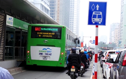 Hà Nội Lắp dải phân cách cứng, buýt nhanh BRT vẫn “chật vật” giữa các loại phương tiện
