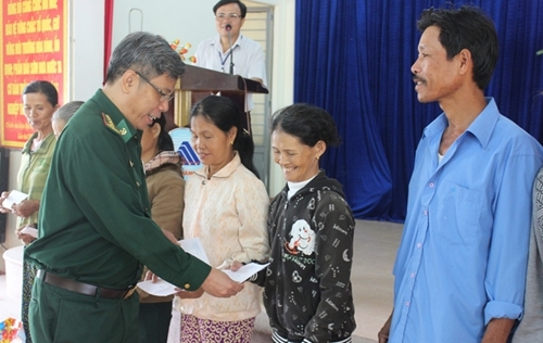 Bộ đội biên phòng Đà Nẵng tặng quà Tết cho các hộ khó khăn, gia đình chính sách