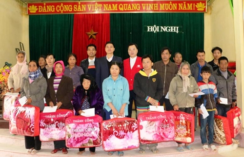 Trao tặng quà Tết cho các gia đình có hoàn cảnh khó khăn tại Hà Nội và Thanh Hóa