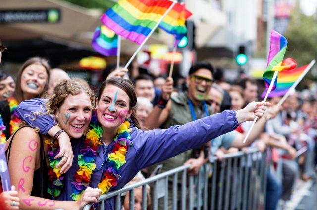 Mardi Gras, Hà Nội, cộng đồng LGBT: Mardi Gras là một trong những sự kiện đặc biệt thu hút được sự quan tâm của cả cộng đồng LGBT và những người thân và bạn bè của họ. Tại Hà Nội, Mardi Gras ngày càng trở nên sôi động và đa dạng hơn, mang đến cho mọi người cơ hội để chia sẻ và kết nối. Xem những hình ảnh của Mardi Gras sẽ khiến bạn cảm thấy phấn khởi và năng động.
