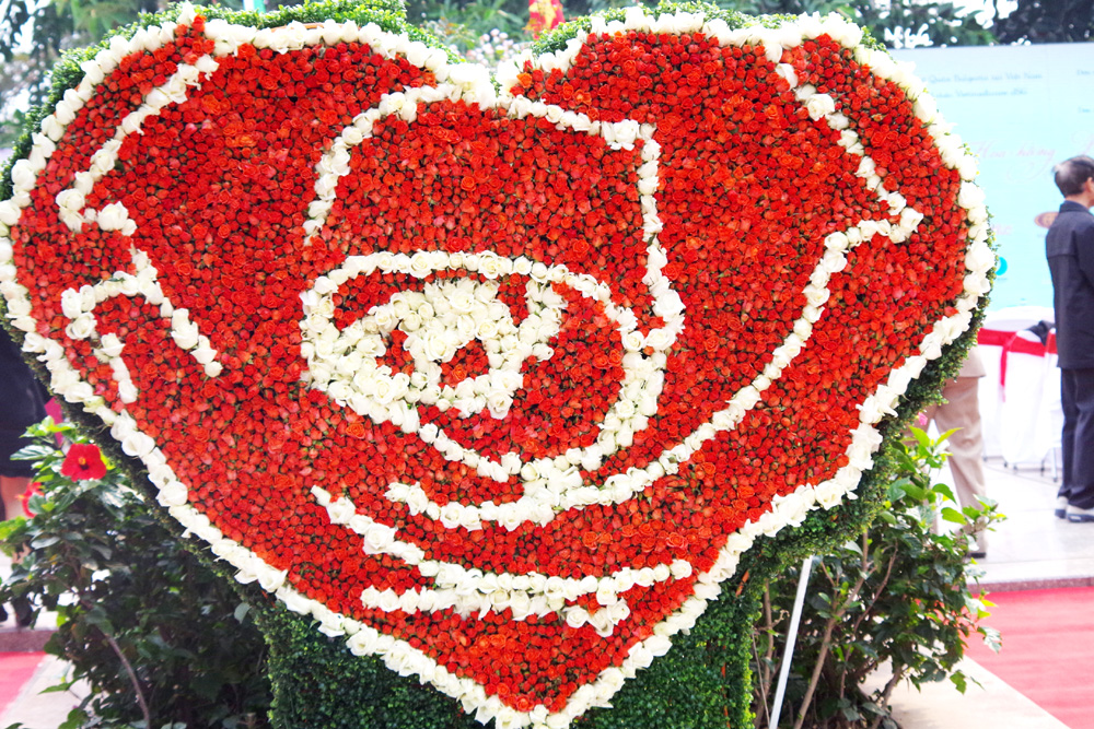 Lễ hội hoa hồng Bulgaria và bạn bè là một sự kiện đặc biệt và đầy ý nghĩa. Với hoa hồng Bulgarial với hình dáng trái tim đẹp mắt, bạn sẽ được trải nghiệm vẻ đẹp tuyệt vời của hoa và cùng tận hưởng niềm vui bên bạn bè thân thiết.