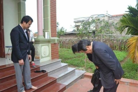 Đại sứ Nhật cúi đầu xin lỗi gia đình bé gái quê Hưng Yên