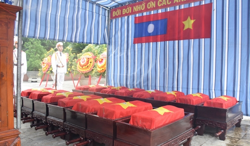 Truy điệu và an táng 16 liệt sĩ quân tình nguyện và chuyên gia Việt Nam hy sinh ở Lào