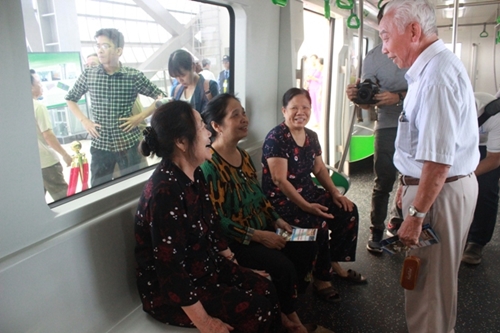 Hà Nội Người dân tham quan nhà ga đầu tiên của tuyến đường sắt trên cao Cát Linh - Hà Đông