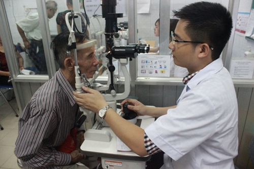 Bệnh viện Mắt Hà Đông Phẫu thuật mắt miễn phí cho các gia đình khó khăn tại xã Hùng Tiến