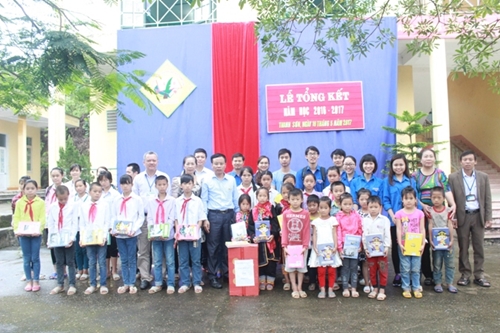 Đoàn Thanh niên Báo điện tử Đảng Cộng sản Việt Nam thăm và tặng quà gia đình khó khăn tại Quảng Ninh