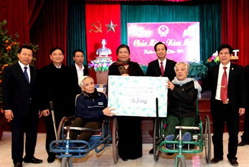 Phó Chủ tịch Thường trực Quốc hội Tòng Thị Phóng thăm, tặng quà thương bệnh binh tại Bắc Ninh