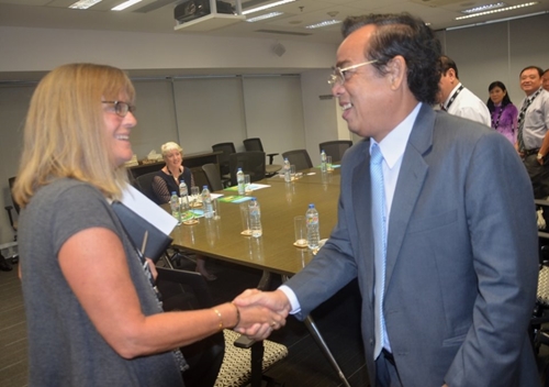 Chủ tịch UBND tỉnh - Dương Thành Trung làm việc với Tổng lãnh sự Singapore và Úc tại TP HCM