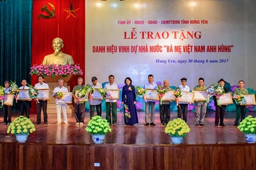 Phó Chủ tịch nước Đặng Thị Ngọc Thịnh dự lễ trao tặng danh hiệu Bà mẹ Việt Nam Anh hùng tại Hưng Yên
