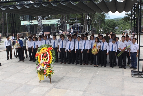 Công ty Truyền tải điện 2 dâng hương tưởng niệm các anh hùng liệt sĩ tại Nghĩa trang liệt sỹ Quốc gia Trường Sơn