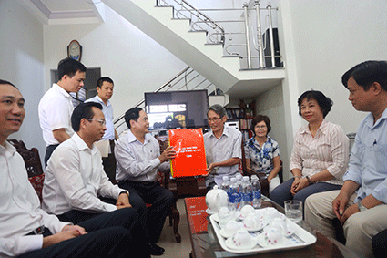 Chủ tịch Uỷ ban Trung ương MTTQ Việt Nam thăm, tặng quà gia đình chính sách