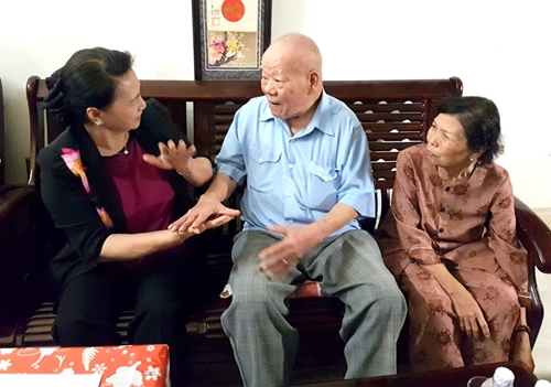 Chủ tịch Quốc hội Nguyễn Thị Kim Ngân thăm các gia đình chính sách tại Quảng Nam