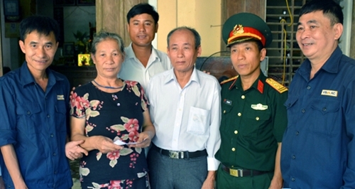 Trung tâm Xử lý Bom mìn trao quà các gia đình chính sách đặc biệt khó khăn Hà Tĩnh