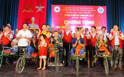Giao lưu văn nghệ và tặng quà tại Trung tâm điều dưỡng thương binh Thuận Thành