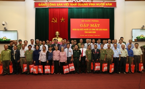 Bộ Quốc phòng gặp mặt Đoàn đại biểu người có công với cách mạng tỉnh Nam Định