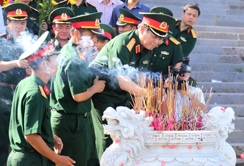 Đại tướng Ngô Xuân Lịch dâng hương tại Thành cổ Quảng Trị, Nghĩa trang liệt sĩ quốc gia Đường 9 và Trường Sơn