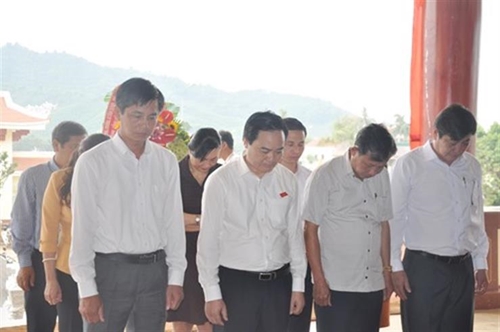 Bộ trưởng Bộ GD ĐT Phùng Xuân Nhạ dâng hương tại Đền thờ các anh hùng liệt sĩ tỉnh Bình Định