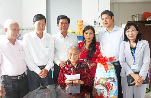Chủ tịch UBND tỉnh Long An thăm, tặng quà gia đình chính sách