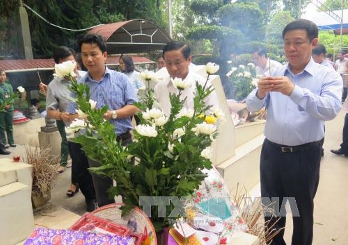 Phó Thủ tướng Vương Đình Huệ dâng hương tại Khu di tích lịch sử Ngã Ba Đồng Lộc