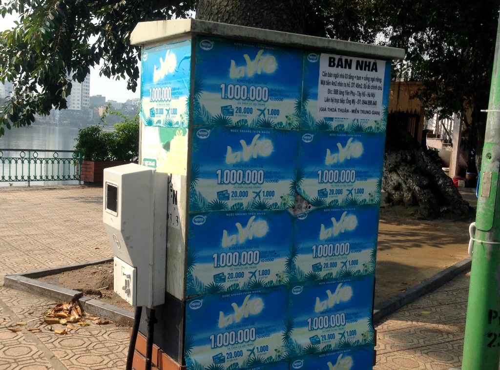 Nhếch nhác quảng cáo rao vặt treo, dán đầy đường phố Hà Nội