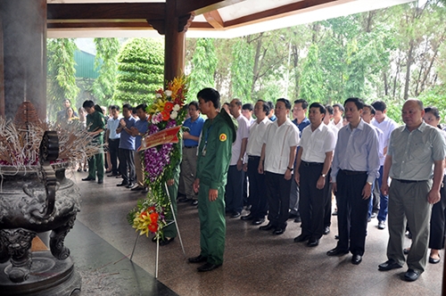 Bộ trưởng Trần Hồng Hà dâng hương tại Khu di tích lịch sử Ngã ba Đồng Lộc