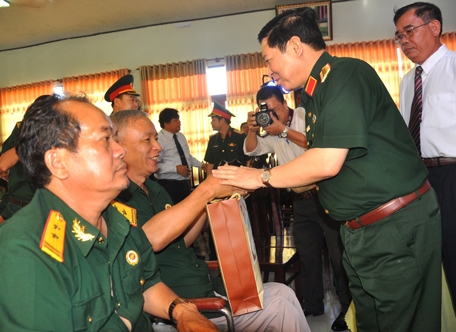 Bộ trưởng Ngô Xuân Lịch thăm Trung tâm Điều dưỡng thương binh và người có công Long Đất