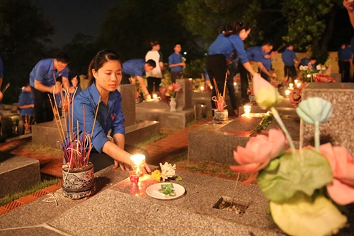 Quảng Ninh Hơn 10 000 đoàn viên thanh niên thắp nến tri ân các anh hùng liệt sĩ