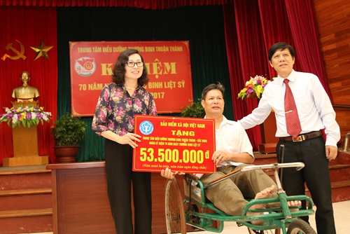 Tổng Giám đốc BHXH Việt Nam thăm, tặng quà tại Trung tâm điều dưỡng thương binh Thuận Thành