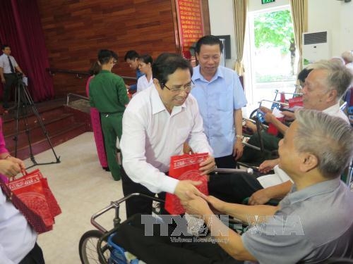Đồng chí Phạm Minh Chính thăm, tặng quà Trung tâm Điều dưỡng thương binh Thuận Thành