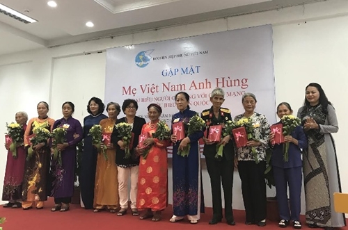 Phó Chủ tịch nước Đặng Thị Ngọc Thịnh gặp các mẹ Việt Nam Anh hùng và nữ đại biểu người có công với cách mạng