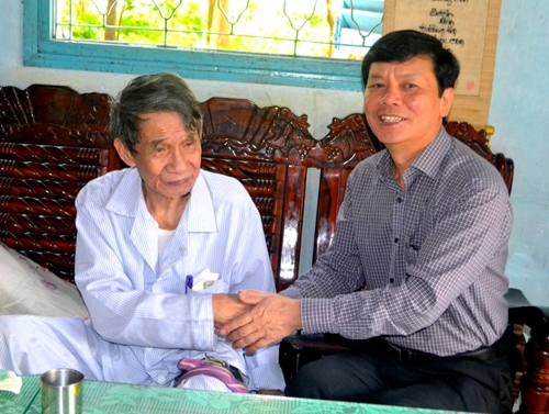Thứ trưởng Bộ Lao động – Thương binh và Xã hội tặng quà Anh hùng Lực lượng Vũ trang Nhân dân Phan Văn Điền