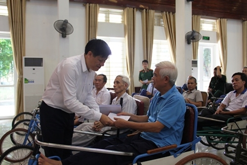 Thứ trưởng Bộ Y tế Nguyễn Thanh Long thăm, tặng quà tại Trung tâm điều dưỡng thương binh Thuận Thành