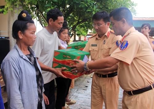 Phòng Cảnh sát Giao thông Công an TP Hà Nội ủng hộ người dân vùng lũ Sơn La