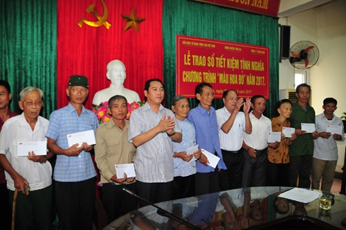 Trao sổ tiết kiệm tình nghĩa “Màu hoa đỏ” tặng gia đình chính sách huyện Tĩnh Gia Thanh Hóa