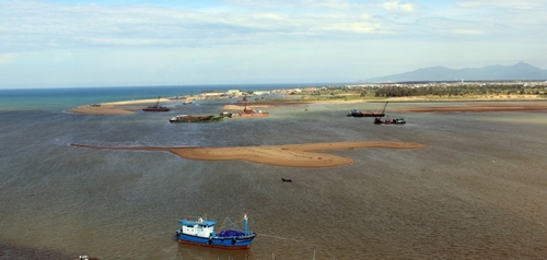 Cửa biển Đà Diễn - Phú Yên tiếp tục bồi lấp tàu thuyền ngư dân ra vào khó khăn